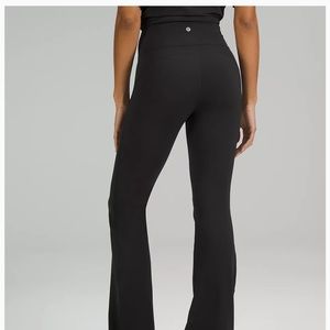 Lululemon Groove Super-High-Rise Flared Pant
WORN ONCE